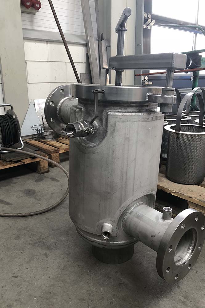 Stainless steel strainer with steam jacket